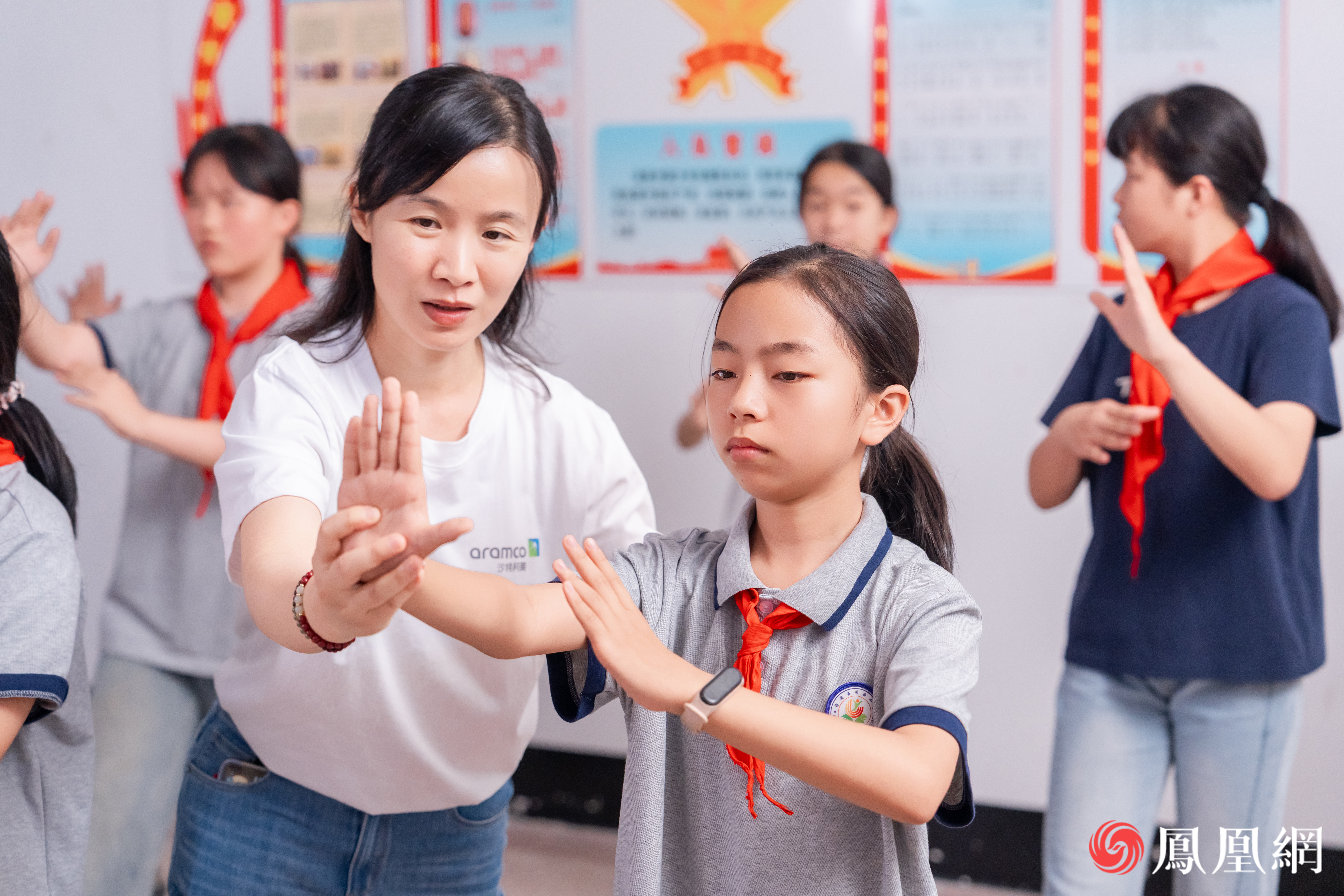 助教阿美亚洲代表陈牧歌协同指导,为同学们调校招式法度