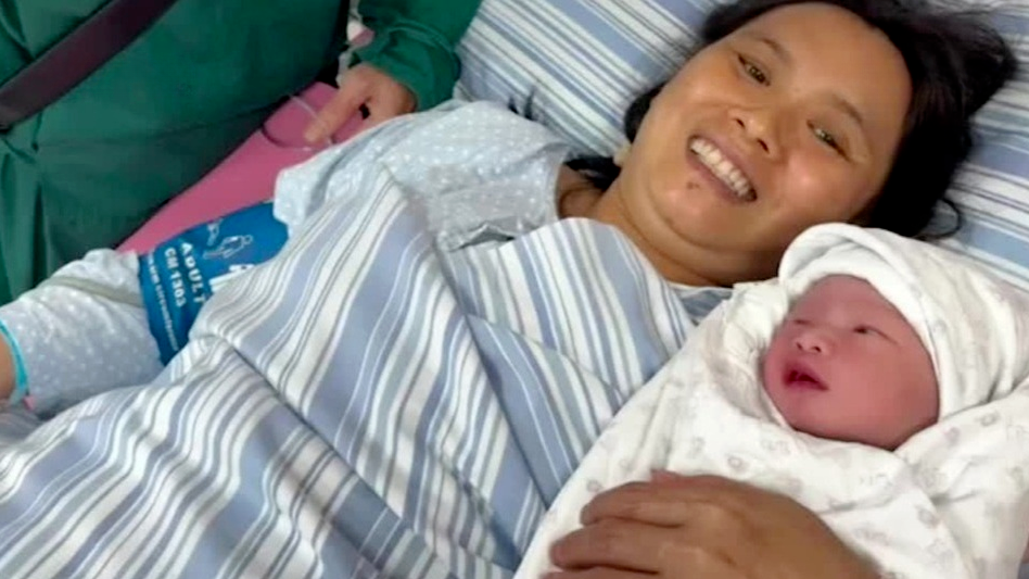 28岁女儿直播讲述妈妈48岁再婚生子：是继父的第三个儿子，自然受孕