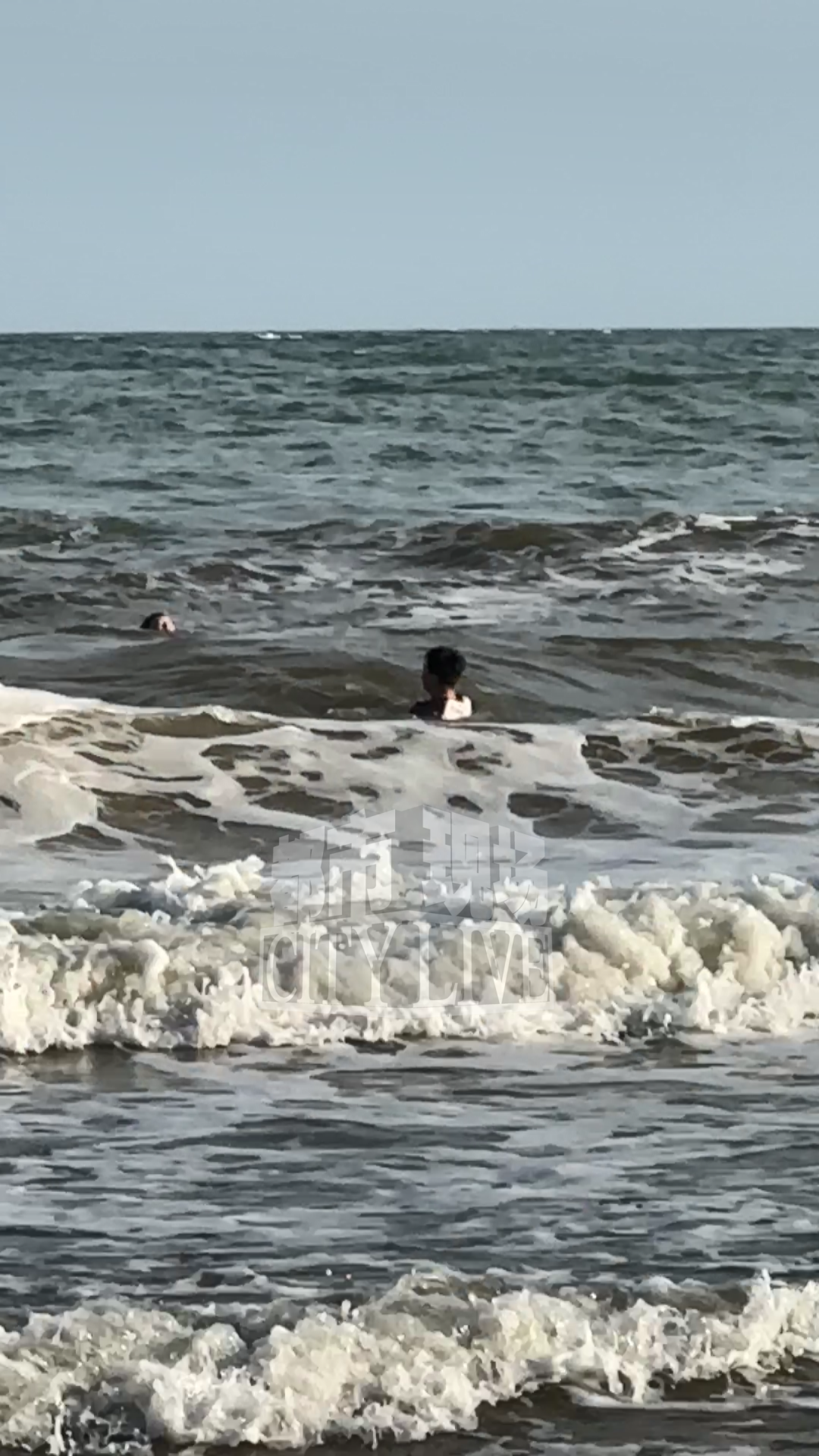 (事发时视频截图,陈强奋力游向溺水男孩)