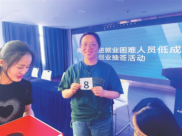 抽中領取擺攤設備的群眾樂得合不攏嘴。江西日報全媒體記者 蔡穎輝攝