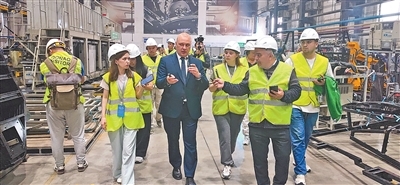 工厂执行经理罗曼·克里沃帕连科(中)接受联合采访团记者采访。本报记者 谢亚宏摄