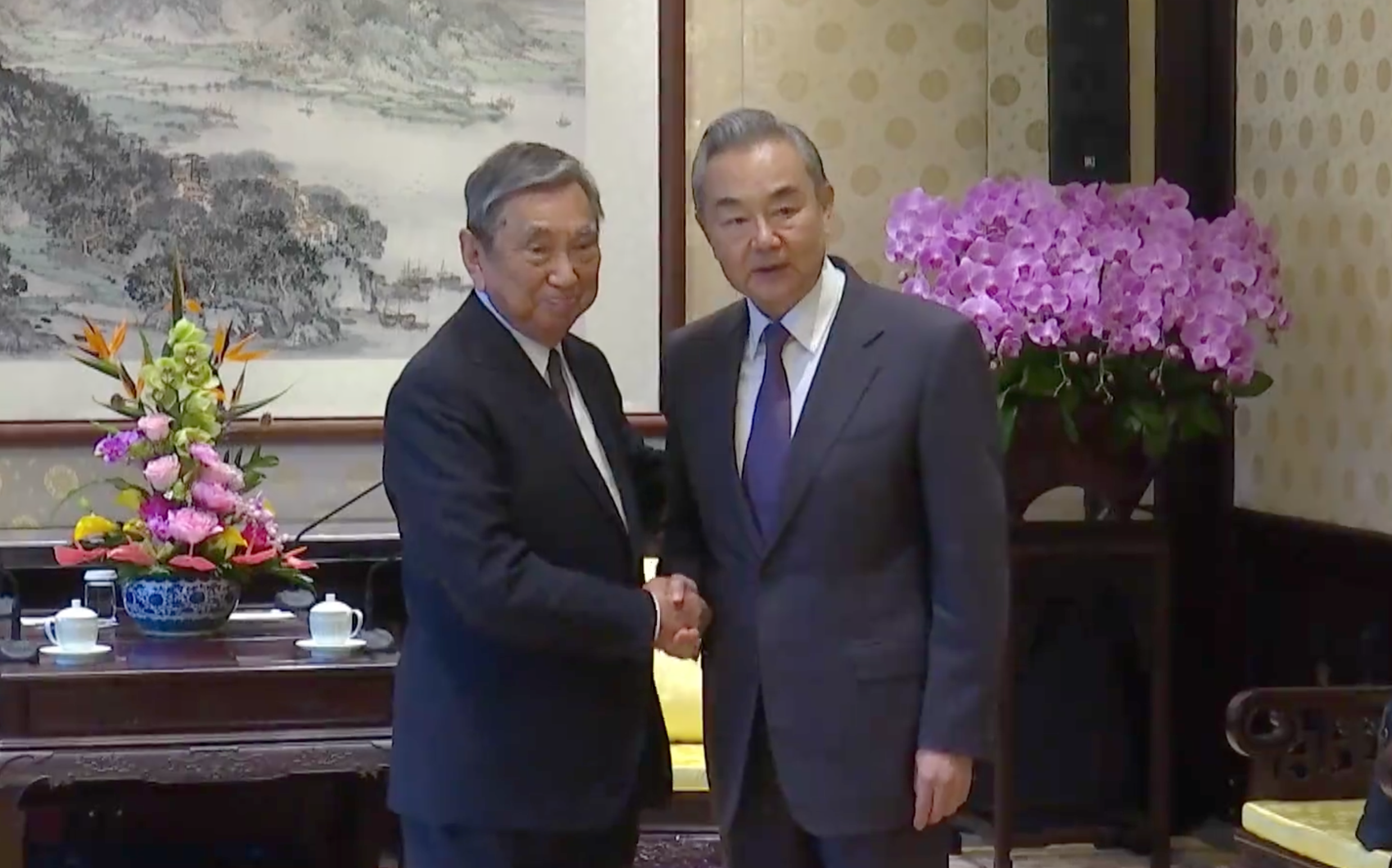 王毅会见日本经济界访华团代表