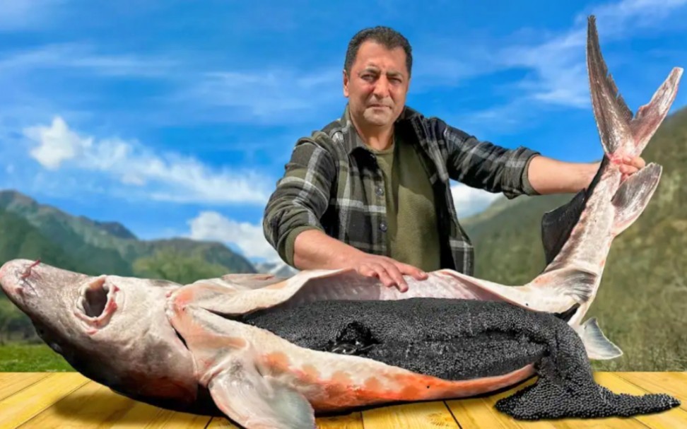 见识一下，老外宰杀鲟龙鱼做美食，其独特的烹饪手法确实有点东西