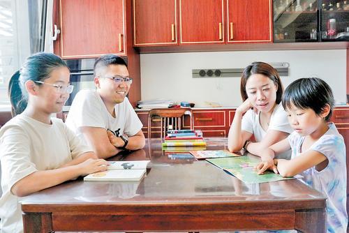 5月28日，周鑫卫（右二）一家正享受亲子时光。 本报记者师源摄