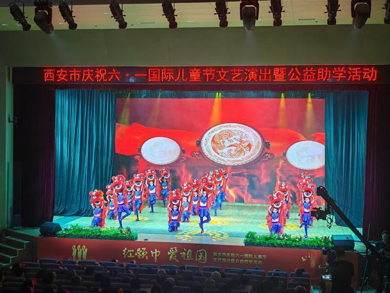图为演出现场，青少年以灵动舞姿带来舞蹈节目，活力四射的表演点燃全场气氛。