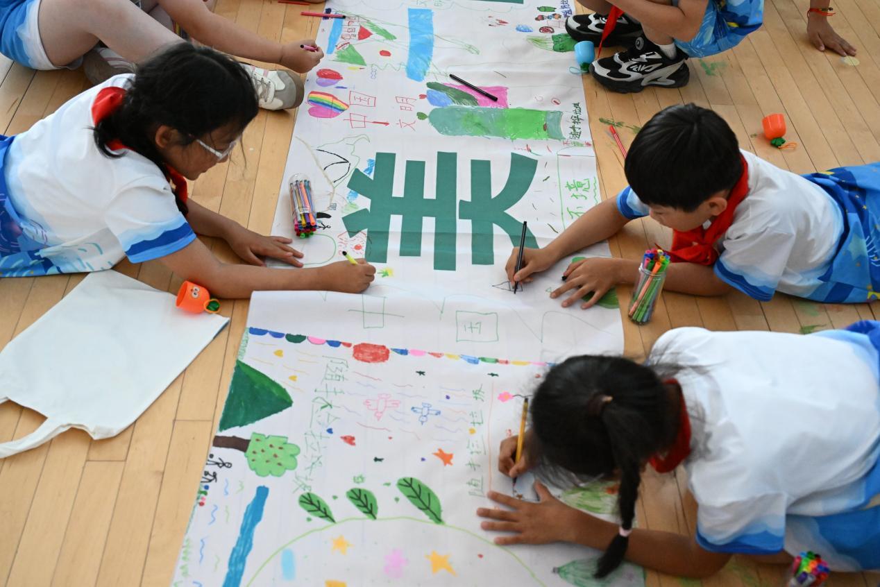 6月3日，山东省青岛市即墨区德馨小学东部分校的学生在百米“美丽中国我先行”长卷绘画。