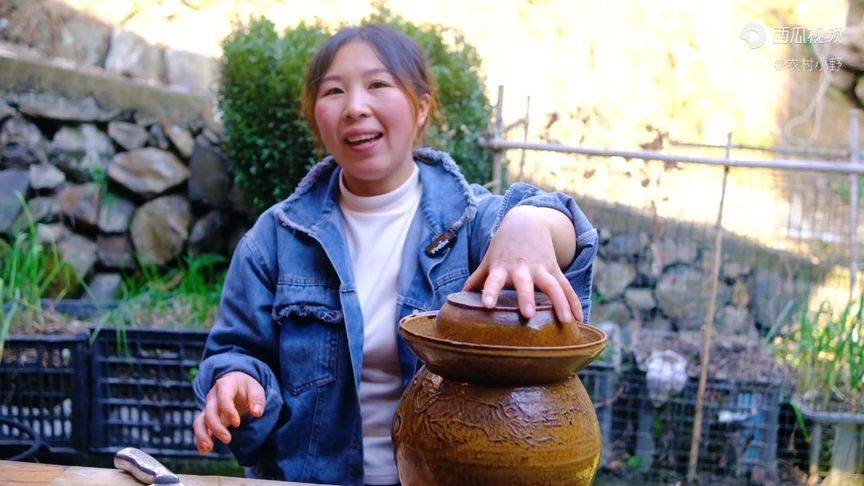 腌制半年的腌肉出坛了，可以直接生吃不油腻，大家有没有吃过呀