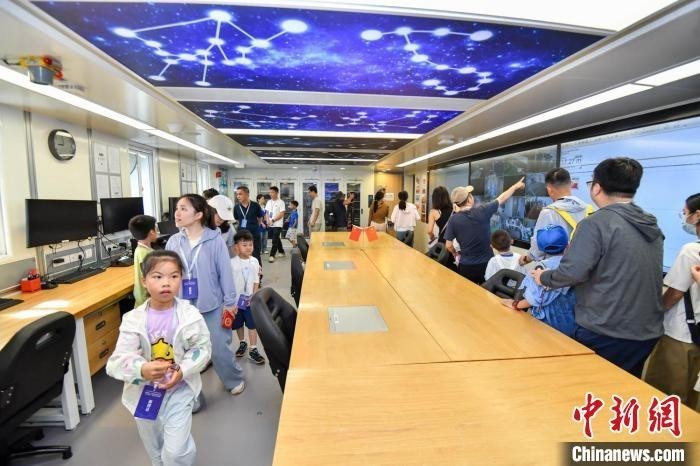 6月2日，锚泊在海口市秀英港码头的“雪龙2”号极地考察船面向市民开放参观。记者 骆云飞 摄
