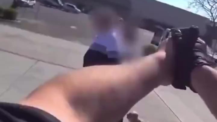 美国女子当街持刀挟持人质，被警察近距离一枪爆头，开枪警察随后带薪休假