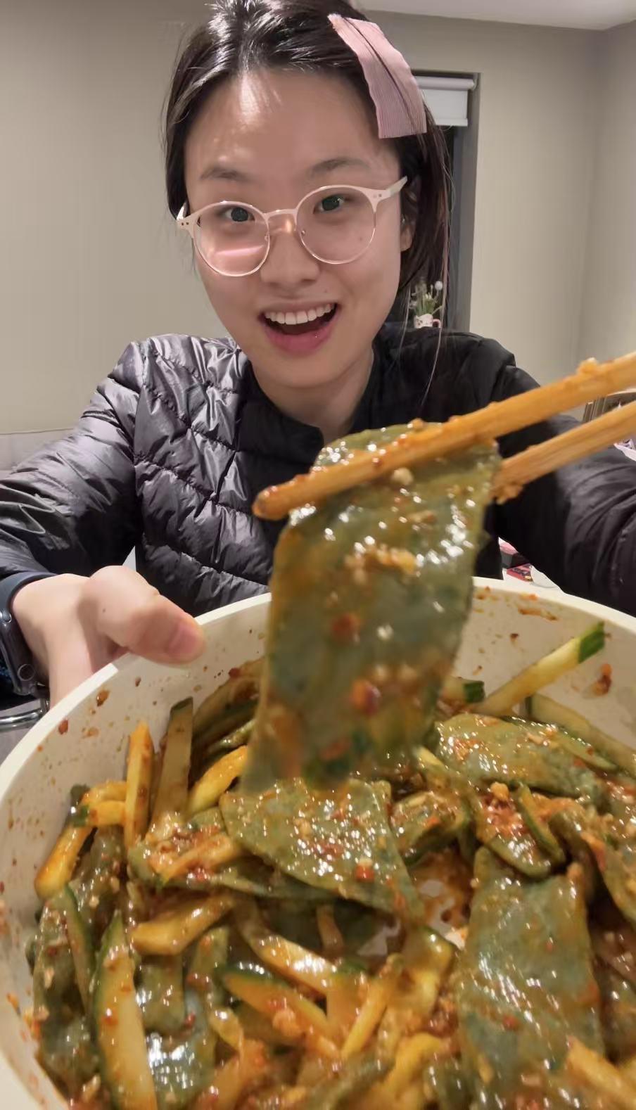 孙雪妍展示做好的菠菜面