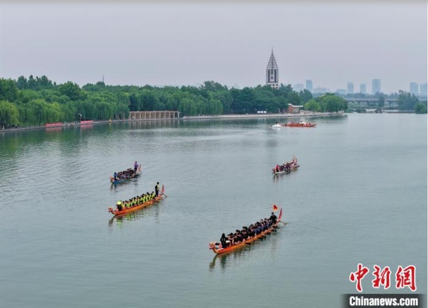 5月31日，石家庄市龙舟大赛前进行龙舟巡游。天泽 摄