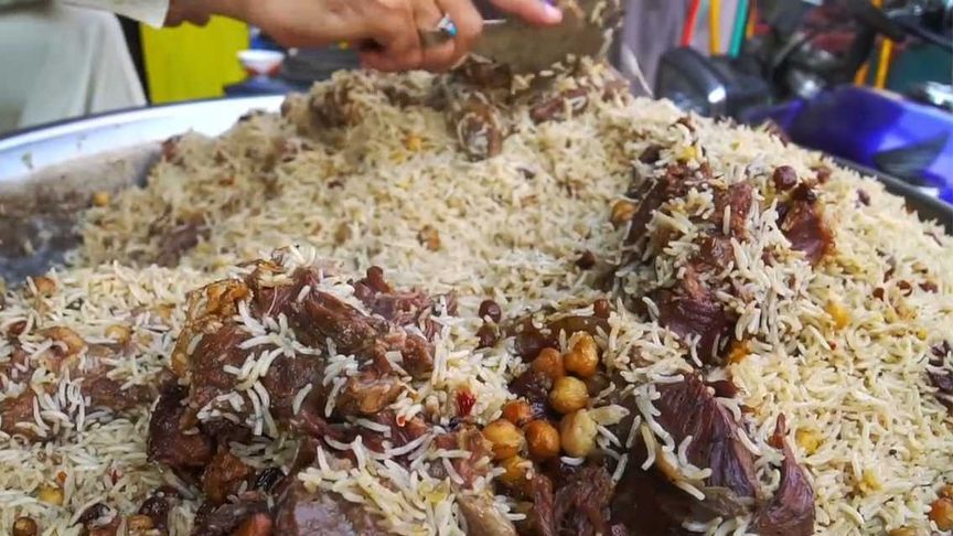 巴基斯坦牛肉饭只要7块，老板为中国人直接升级，牛肉太多能吃3顿