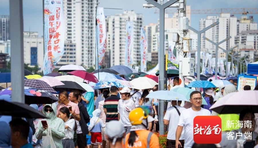 6月1日，2025“海口杯”端午国际龙舟邀请赛第二日比赛现场。图为市民游客在两岸观看比赛。记者 李昊 摄