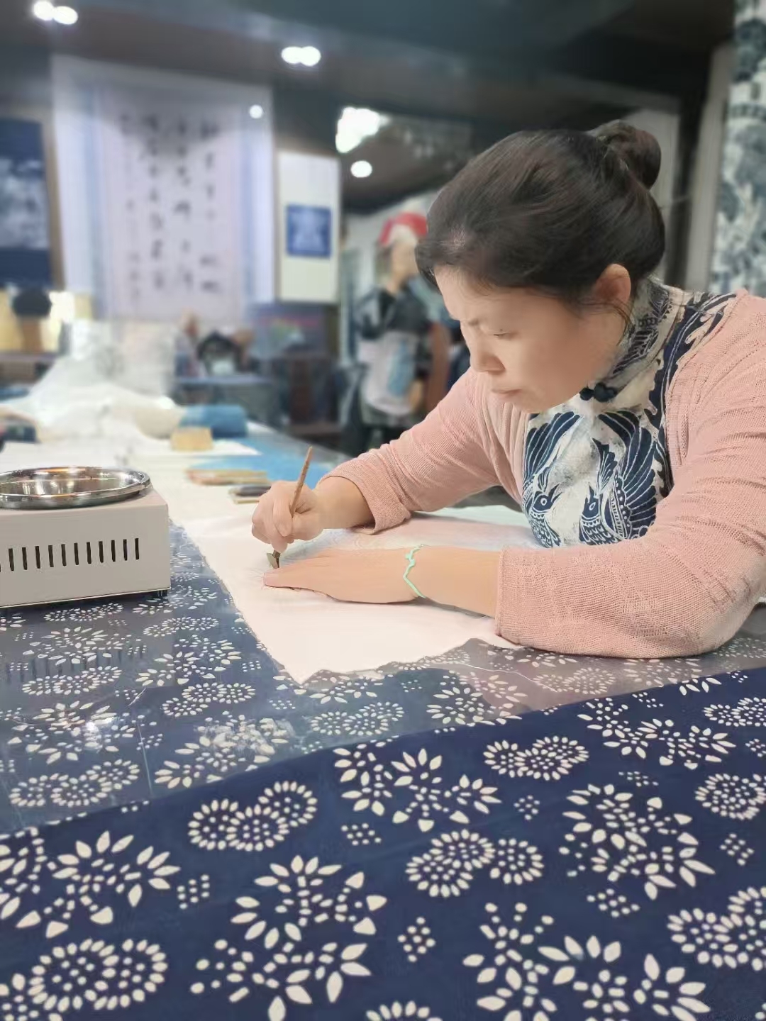 青岛乡里乡亲|乡村手艺“技良人”—千年古韵染新彩，段氏蓝印绽芳华——探秘非遗传承人段启英的匠心之旅