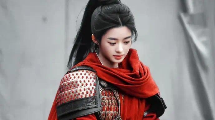 张萌无视黄杨钿甜耳环事件，直言黄杨钿甜新剧能播，她就是制作人封面图