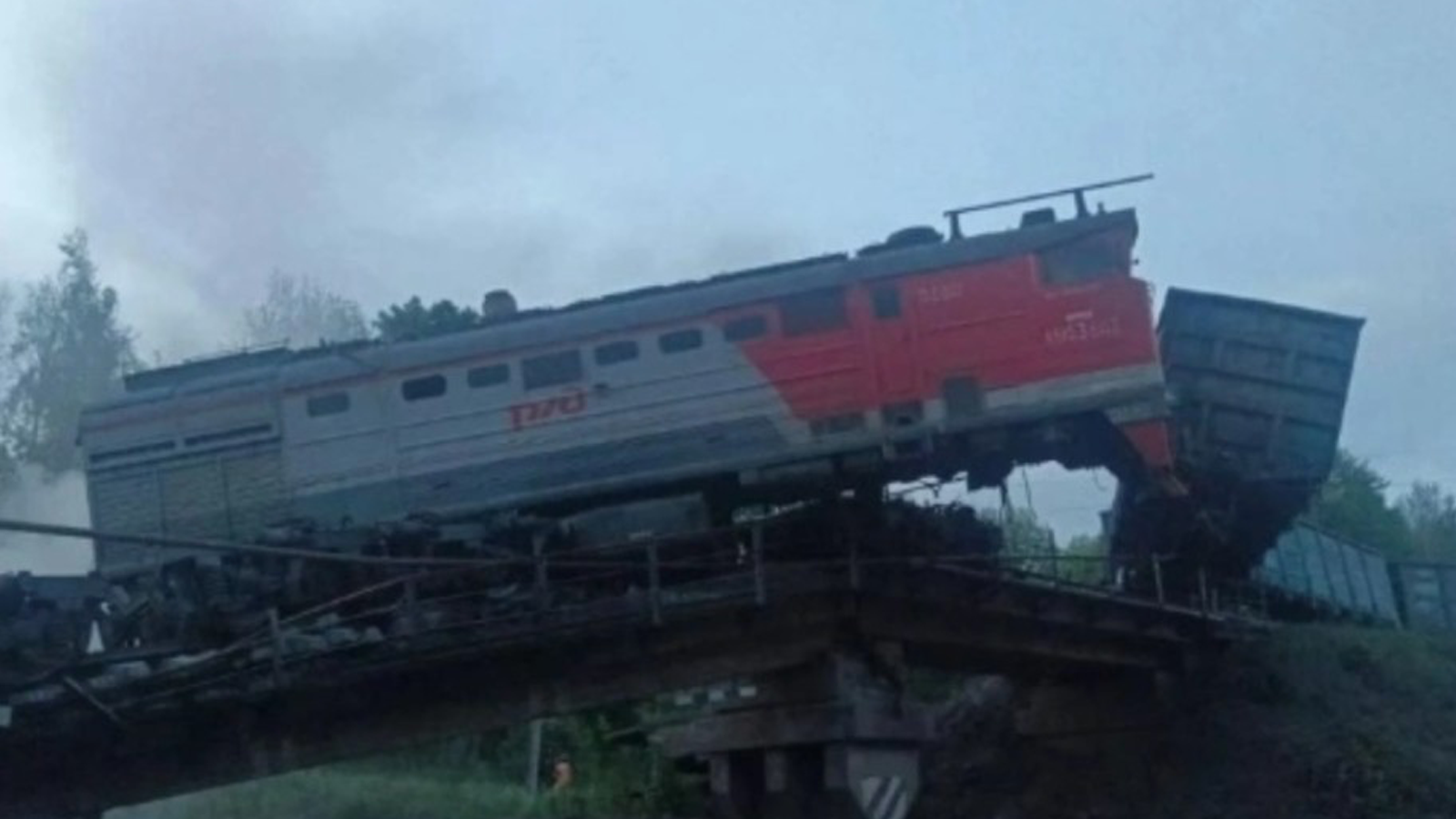 俄罗斯两州大桥被炸坍塌 定性为“恐怖袭击”