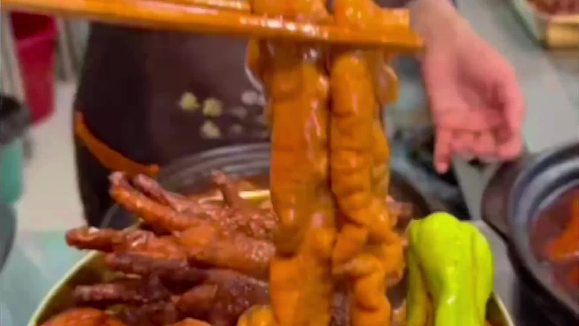 甏肉干饭！米饭配把子肉1块、大肠2根、东坡3块，满满的幸福