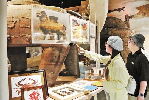 5月28日，游客在中国大运河非物质文化遗产展示馆参观。 本报记者 王雅楠摄