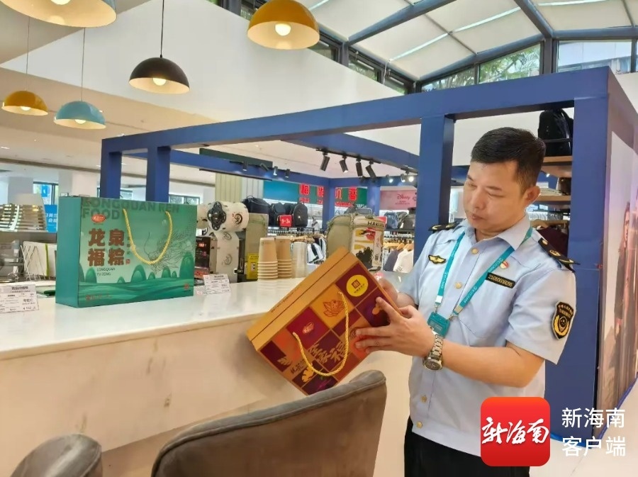 执法人员对在售的粽子产品进行检查。记者 蒙健 摄