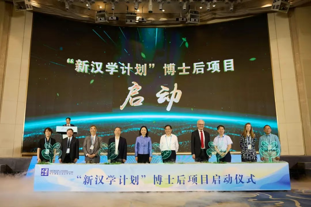 ▲语合中心副主任静炜和五校导师代表、汉学家代表共同启动项目。