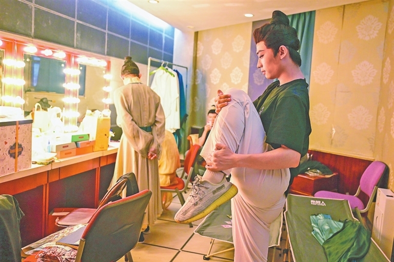 青年宋应星扮演者安一宁,在上台前热身。