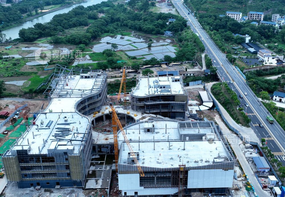2025年6月5日,江西省遂川县文化产业中心项目施工进入竣工冲刺阶段,建筑工人正利用晴好天气抓紧幕墙等分项工程的建设。