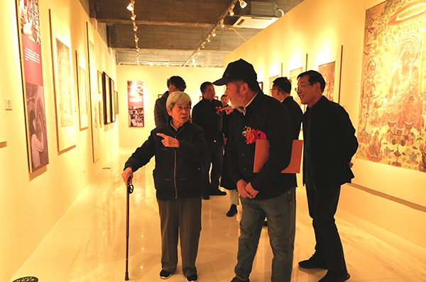 2022年，樊锦诗先生（左一）莅临敦煌班40年作品展并给予指导（图片来源：牛玉生）