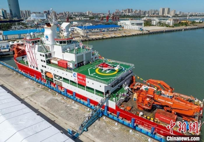 6月2日，锚泊在海口市秀英港码头的“雪龙2”号极地考察船面向市民开放参观。记者 骆云飞 摄