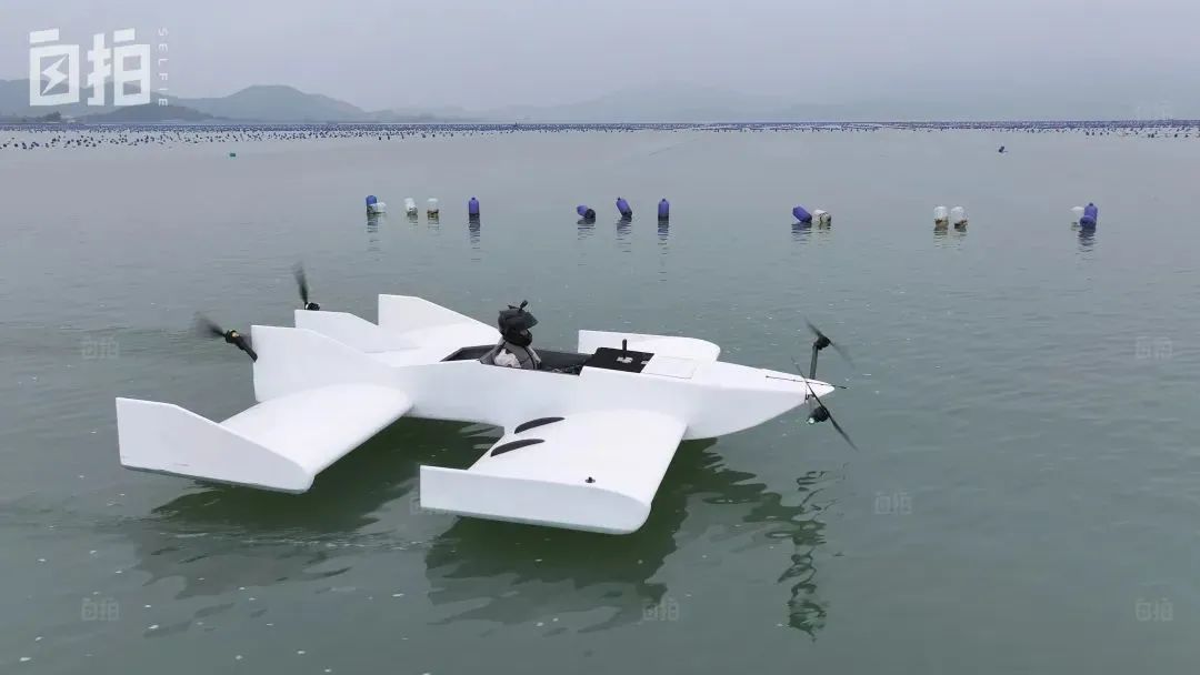 ▲刘祥强坐着自制的地效飞行器跨海飞行。