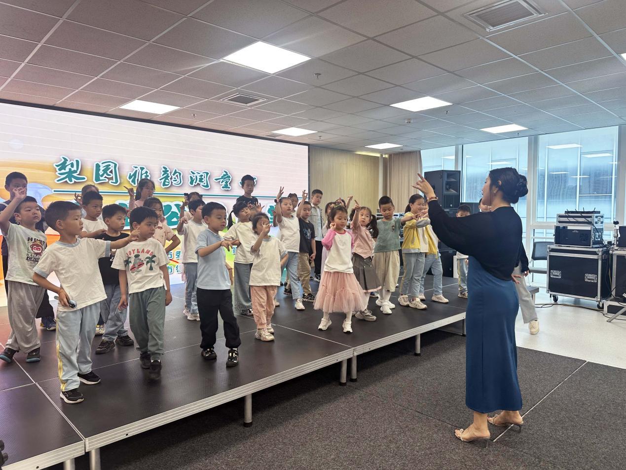 图为孩子们跟随剧团老师练习舞台表演。