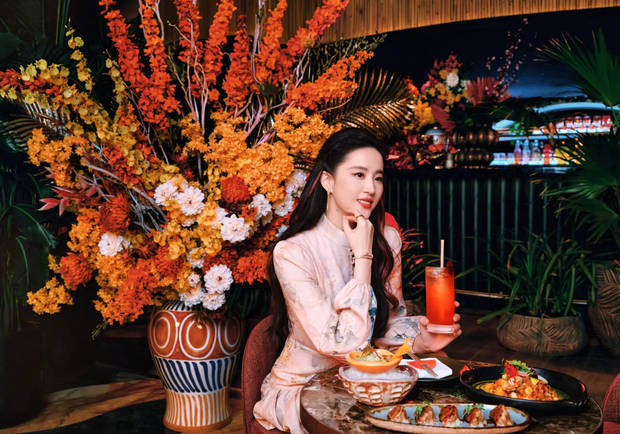 刘亦菲品尝美食。