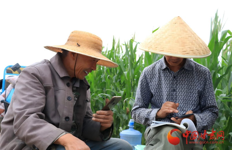 孙宝库在与农户结算采摘费用