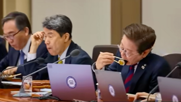 李在明首次国务会议超3小时，边开会边大口吃紫菜包饭