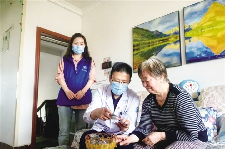 新城区社区卫生服务中心家庭医生指导患者用药。