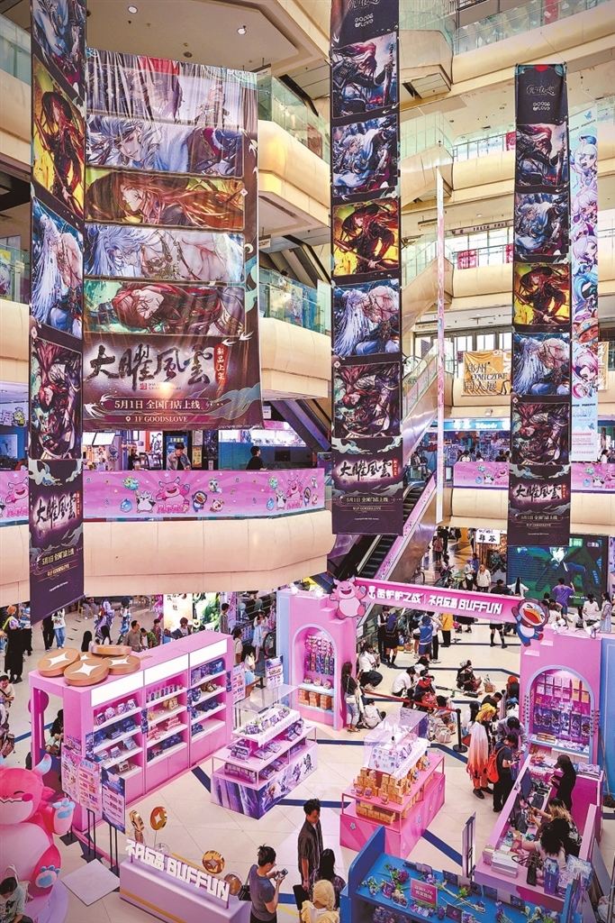 郑州大上海城聚焦二次元文化，打造集周边零售、主题活动、社交空间于一体的综合消费场景。