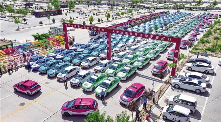 兰州新区“高考直通车”昨发车　记者　周靖博　摄