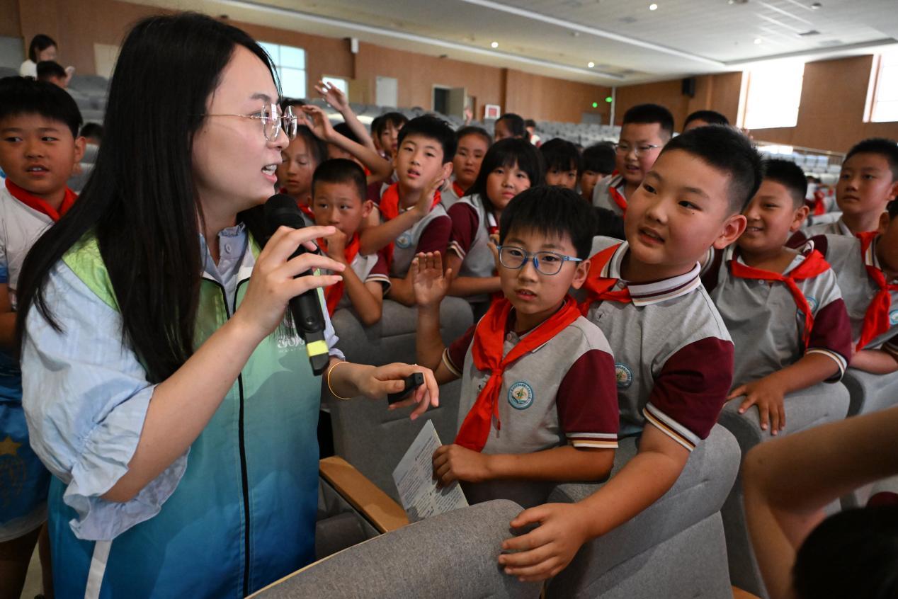 6月3日，在山东省青岛市即墨区德馨小学东部分校，志愿者在课堂互动的方式，为学生们讲解环保小知识。