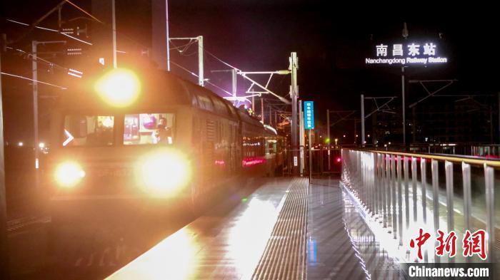图为6月3日晚，江西南昌，昌九高铁先行开通段进入联调联试阶段，试验列车驶出南昌东站。张杰 摄