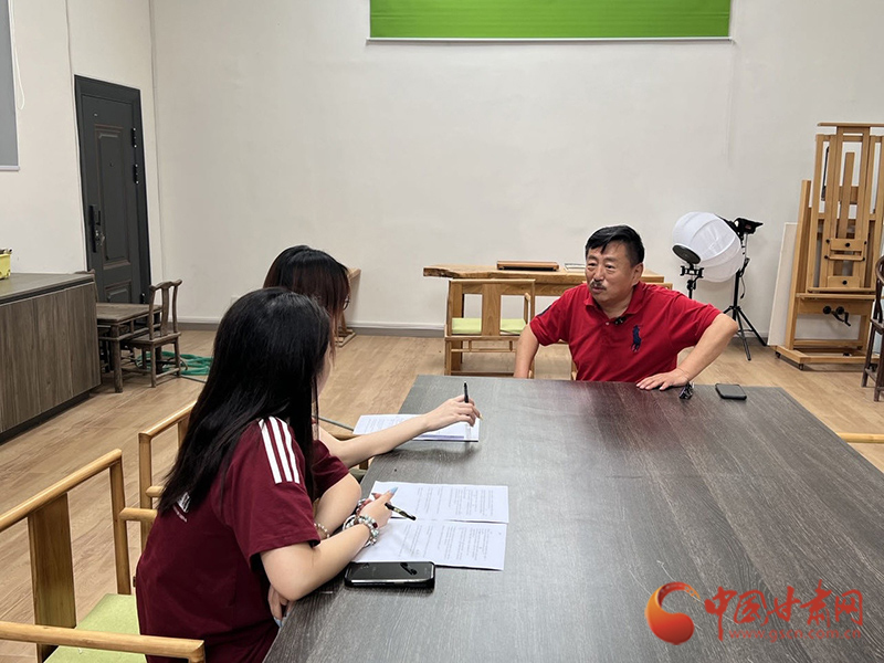 杜永卫介绍莫高里工匠村　安雅琪　摄