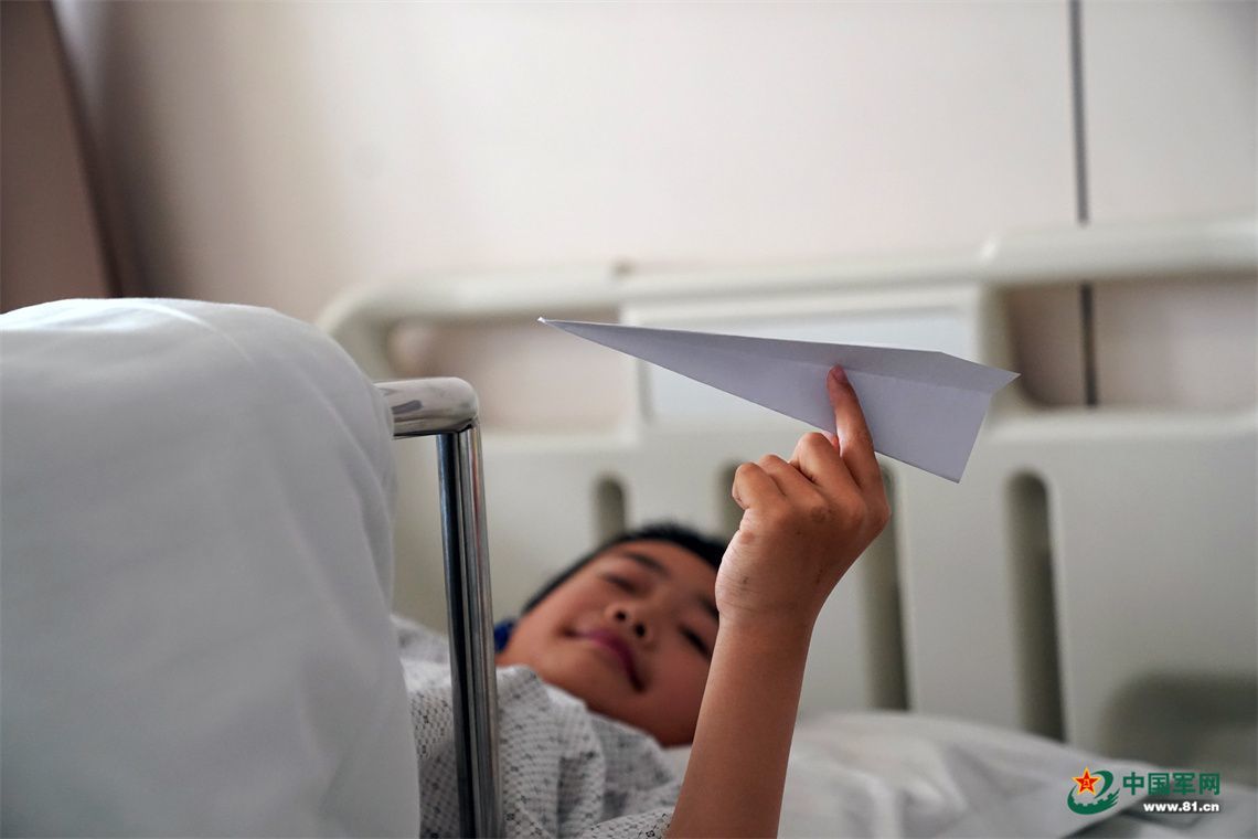 军娃浩浩“放飞” 纸飞机。 中国军网记者孙悦 摄