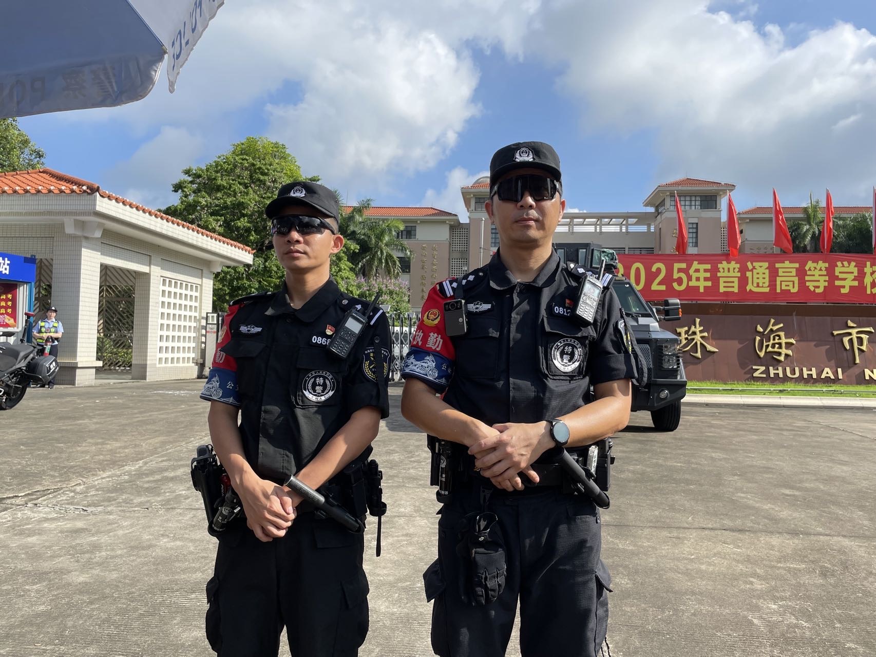 威风凛凛的特警严阵以待。