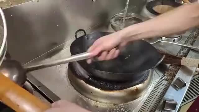 才明白酒店为什么上菜快，客人点了辣子鸡，大厨1分钟搞定出锅了