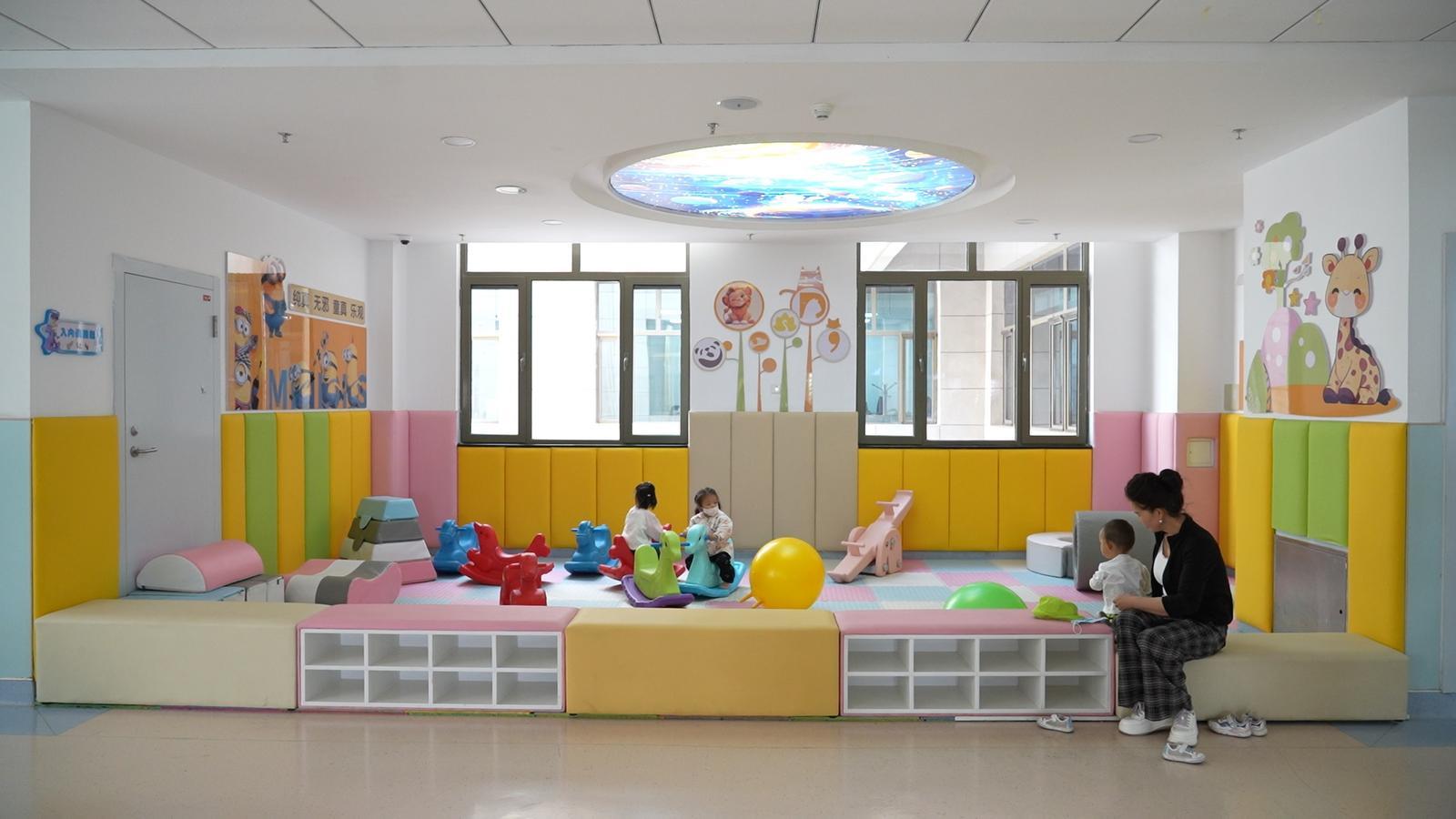 △金昌市人民医院设置的儿童游戏角落
