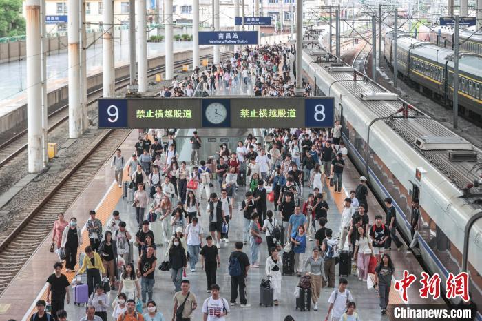 图为6月2日，江西南昌站，旅客从站台上走过。刘力鑫 摄