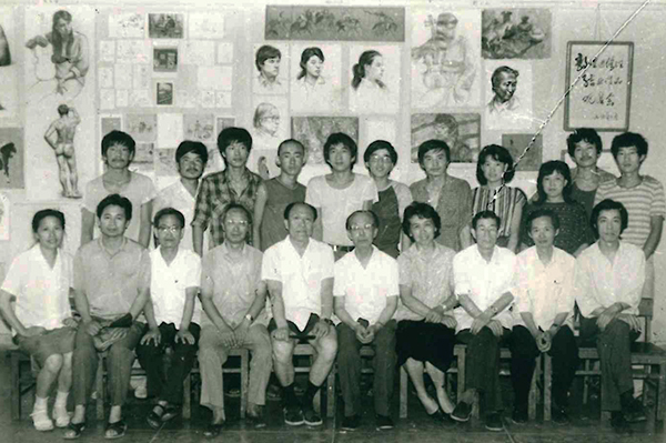 1985年，敦煌班全体成员毕业前与中央美院授课老师合影（图片来源：牛佳）