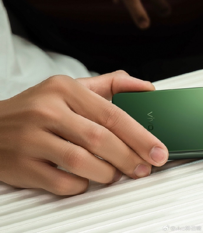 vivo X Fold5绿色真机曝光,与豪车同款颜色?