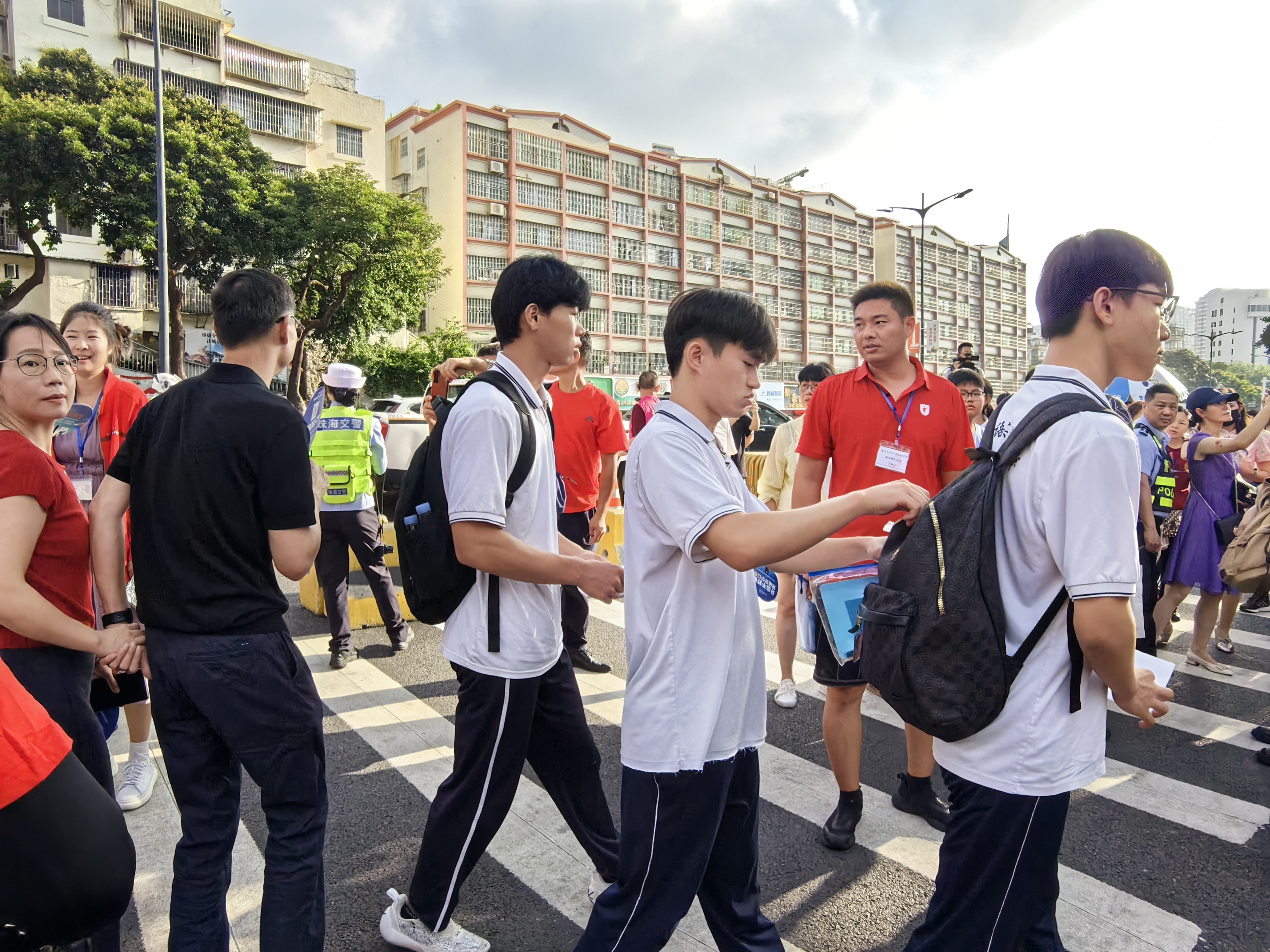 他顺手帮同学拉上书包拉链,生怕漏掉一点“学霸之气”。