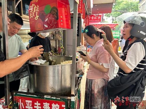 万寿宫街区，正在买粽子的顾客/图片来源：江南都市报