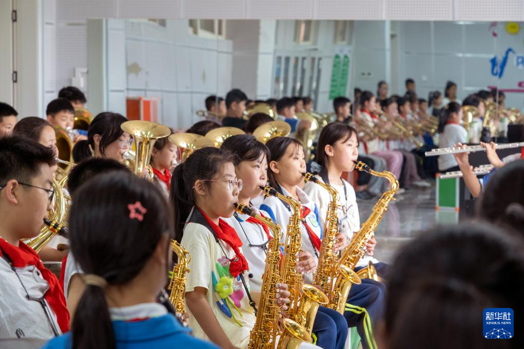 5月29日，在河北省保定市阜平县，阜平镇西城小学管弦乐队在开展训练。