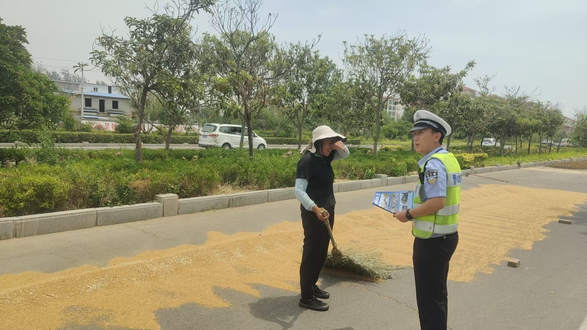 商丘交警田间地头宣传忙 助力“三夏”送“安全”